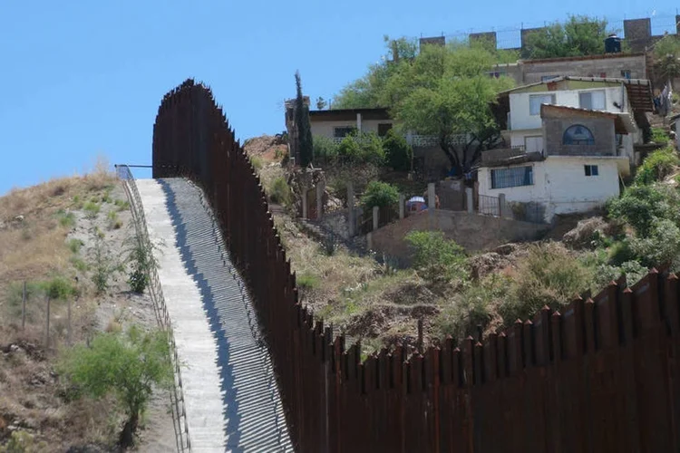 
	Fronteira de Estados Unidos e M&eacute;xico na altura do Arizona: desenvolvido e &quot;em desenvolvimento&#39;?
 (Amanda J. Crawford/Bloomberg)