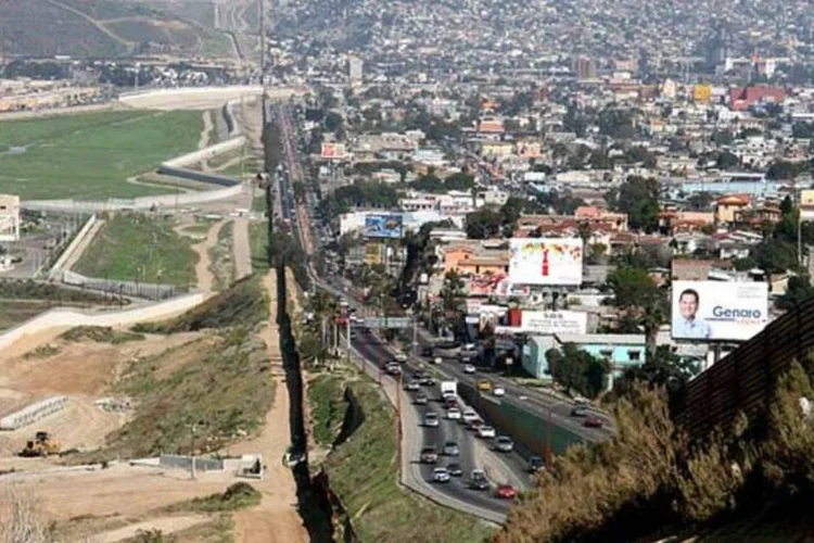 
	Fronteira dos Estados Unidos com o M&eacute;xico
 (Wikimedia Commons)