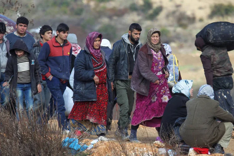 
	S&iacute;rios: &quot;Cerca de 100 mil pessoas permanecem presas entre a linha de frente do Estado Isl&acirc;mico (EI), a fronteira turca e (a regi&atilde;o s&iacute;ria) de Afrin&quot;
 (Ammar Abdullah / Reuters)