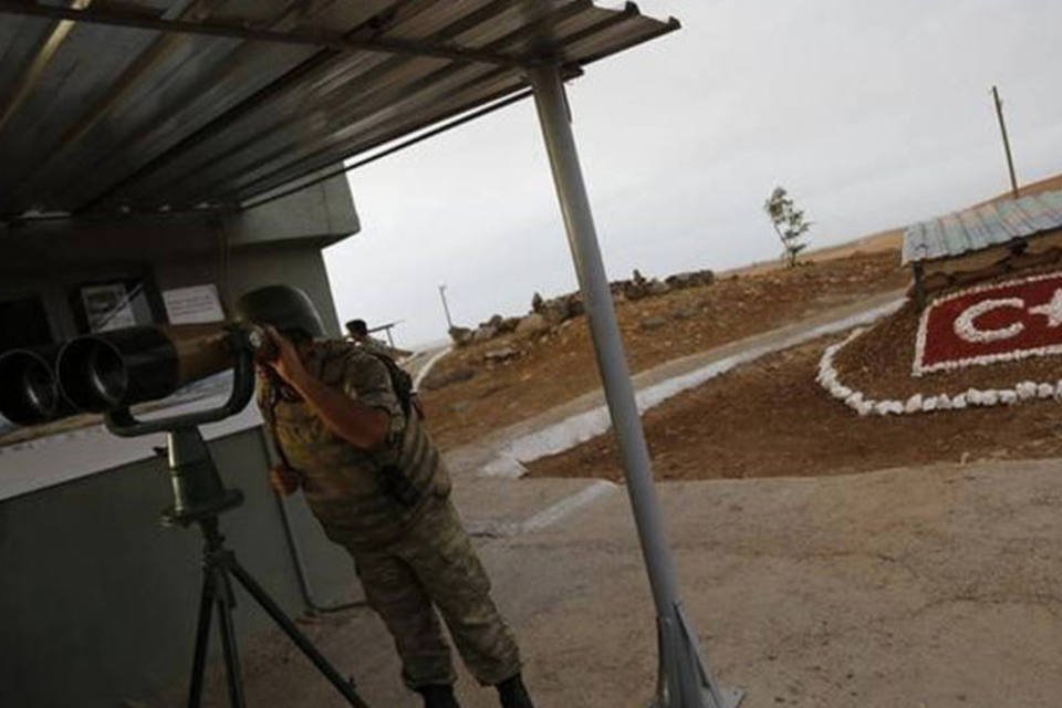 Tanques turcos reforçam fronteira com Síria após ataque