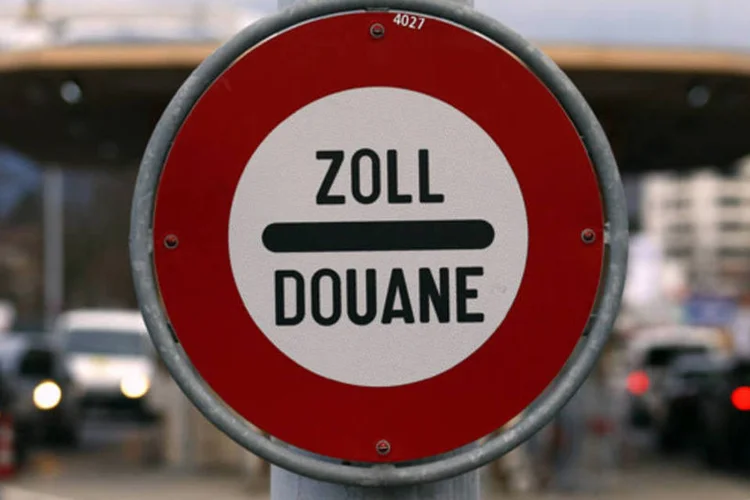 
	Placa na fronteira entre Fran&ccedil;a e Su&iacute;&ccedil;a, perto de Genebra: eleitores aprovaram em uma vota&ccedil;&atilde;o apertada a proposta para restringir a imigra&ccedil;&atilde;o&nbsp;de cidad&atilde;os da Uni&atilde;o Europeia
 (Denis Balibouse/Reuters)