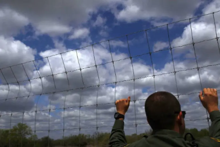 
	Policial patrulha a fronteira no deserto do Texas contra a entrada de imigrantes ilegais
 (REUTERS / Eric Thayer)