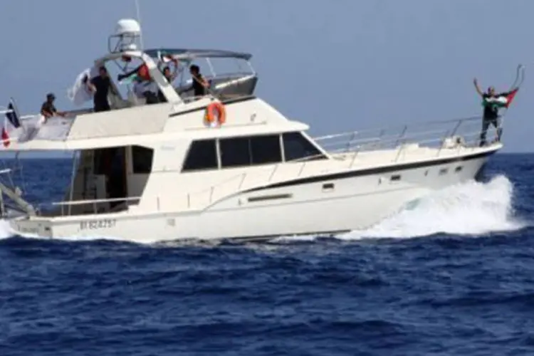 Barco com bandeira francesa navega para se unir à flotilha pró-palestina em 25 de junho
 (Murielle Kasprzak/AFP)