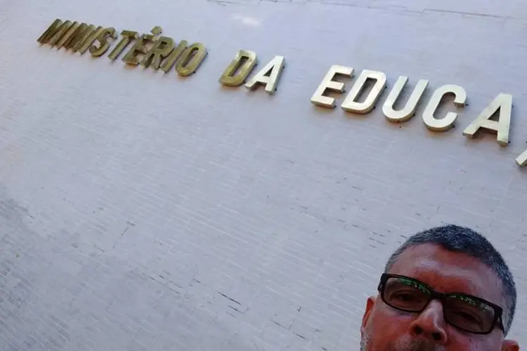 
	Alexandre Frota tira selfie durante visita ao Minist&eacute;rio da Educa&ccedil;&atilde;o, onde se reuni&atilde;o com o ministro Mendon&ccedil;a Filho
 (Reprodução/Facebook)
