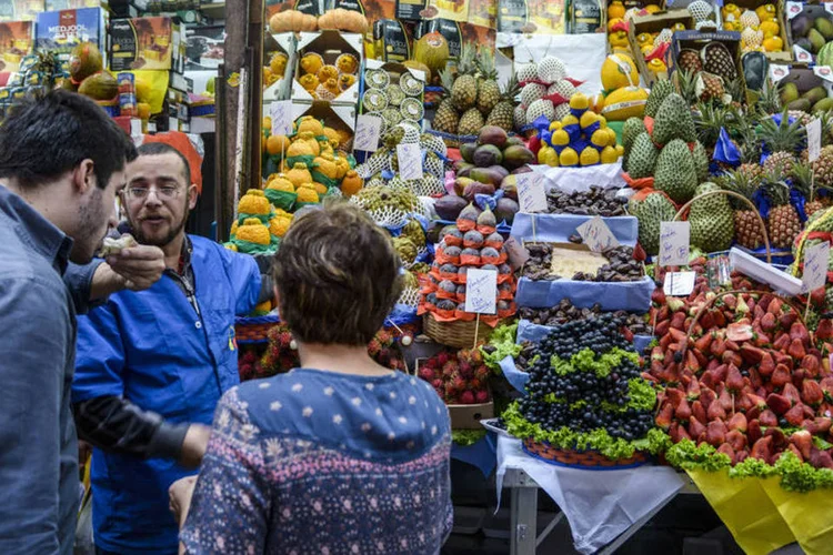 
	Frutas &agrave; venda: os maiores aumentos foram do caju (42,4%), lim&atilde;o taiti (40,4%), atemoia (27%), banana prata (22,8%) e banana nanica (18,6%)
 (Paulo Fridman/Bloomberg)