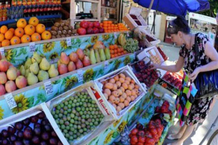 Frutas e legumes são considerados suspeitos pelos consumidores de transmitir a bactéria (Natalia Kolesnikova/AFP)