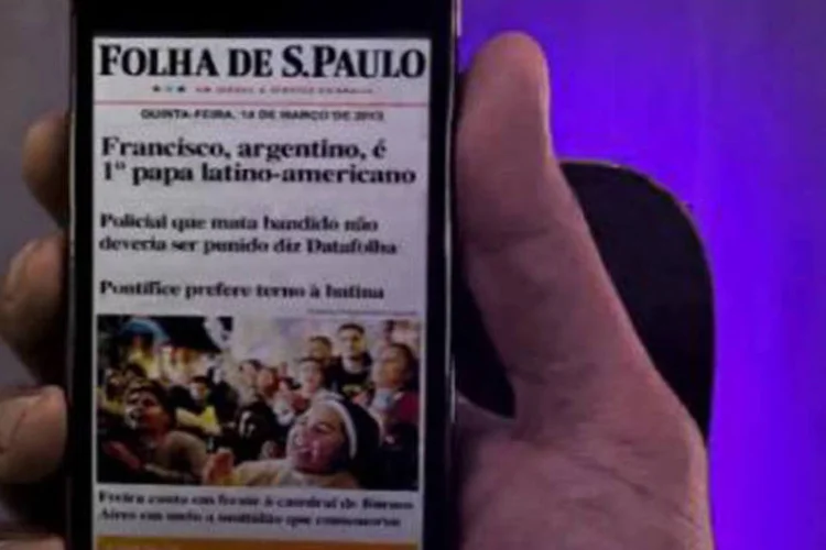 No anúncio, o acesso ao jornal, via computador e smartphone, é evidenciado nas imagens, que contam também com lettering e locução para destacar o mote da campanha (Reprodução)