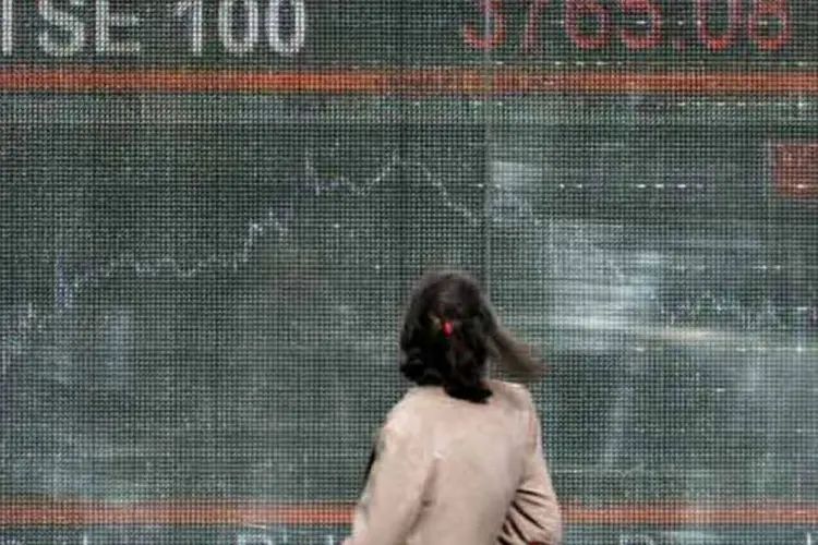 
	Mulher olha painel com movimento do &iacute;ndice FTSE 100: em Londres o &iacute;ndice FTSE-100 fechou na m&aacute;xima, com alta de 0,07%, aos 6.576,16 pontos
 (Lionel Healing/Stringer)