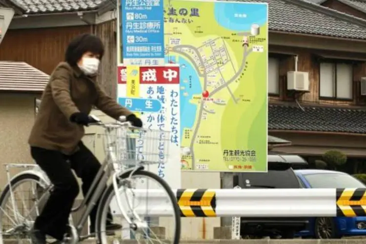 Mulher anda de bicicleta no Japão (Buddhika Weerasinghe/Getty Images)