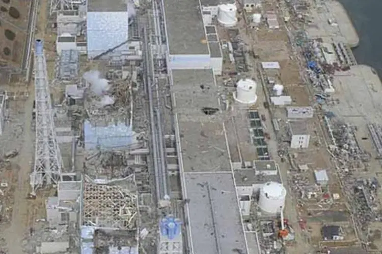 Vista área da central de Fukushima: reatores danificados após  terremoto e tsunami de 11/03. (Wikimedia Commons)