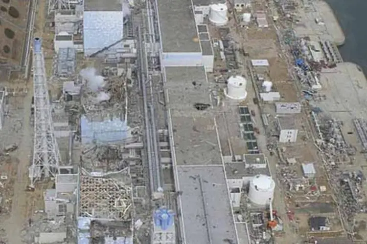 Vista área da central Fukushima, após o terremoto e o tsnunami: desastres causaram pelo menos 20.000 mortos e desaparecidos (Wikimedia Commons)