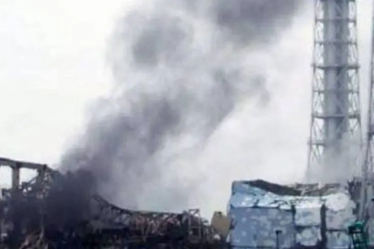 Uma fumaça negra é vista do reator número três da usina (AFP)