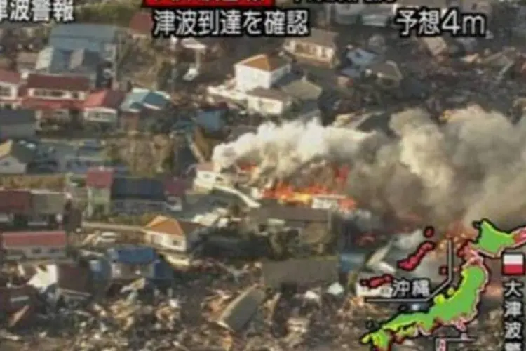 Uma imagem aérea da TV japonesa mostra a destruição causada em Fukushima (AFP)