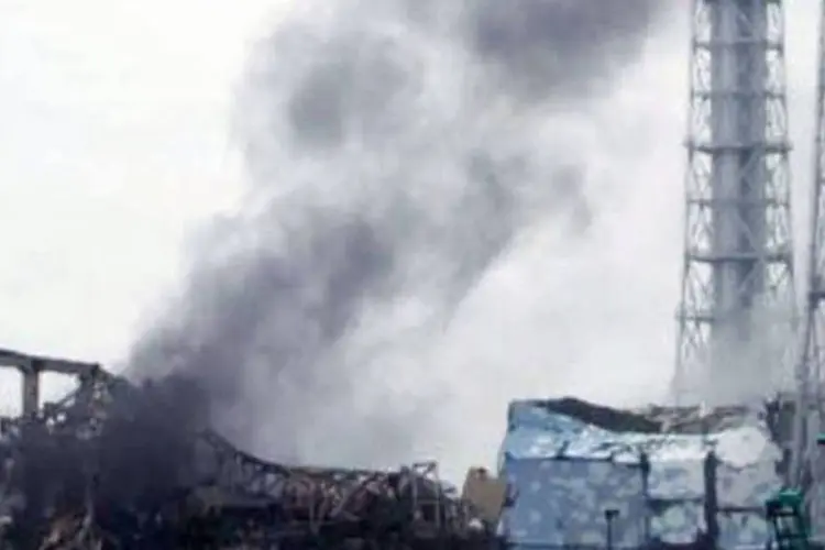 Fumaça observada no reator três de Fukushima em 21 de março de 2011: o acidente é o mais grave desde a catástrofe de Chernobyl (TEPCO via JIJI PRESS/AFP)