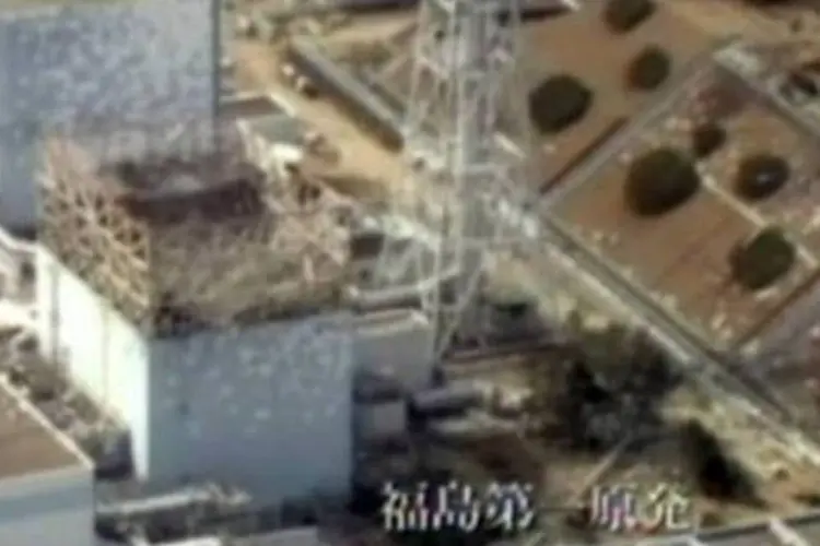 Imagem de TV mostra a usina nuclear de Fukushima: novos tremores dificultam o trabalho no local (Japanese Self-Defense Force/AFP)