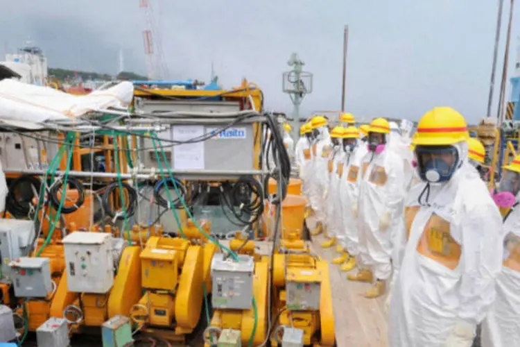 
	Funcion&aacute;rios da Tepco na usina nuclear de Fukushima, no Jap&atilde;o: os dois vazamentos foram provocados por falha humana, segundo a empresa
 (REUTERS/Kyodo)