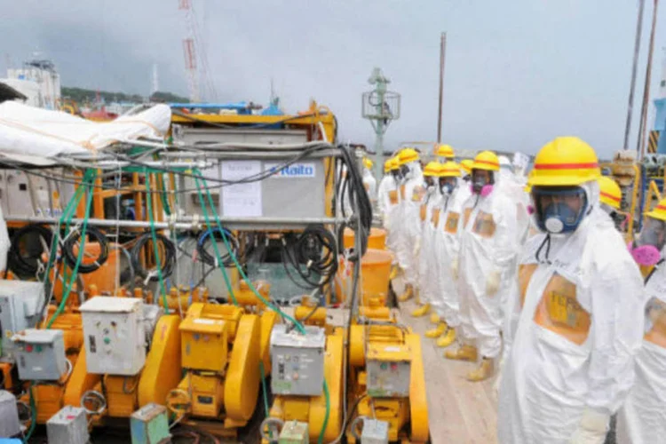 
	Funcion&aacute;rios da Tepco na usina nuclear de Fukushima, no Jap&atilde;o: os dois vazamentos foram provocados por falha humana, segundo a empresa
 (REUTERS/Kyodo)