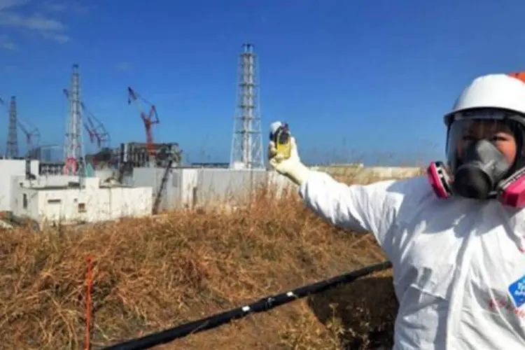 Jornalista observa nível de radiação na usina nuclear de Fukushima: um funcionário do ministério das Ciências disse que não podia julgar a confiabilidade das medidas (Yoshikazu Tsuno/AFP)