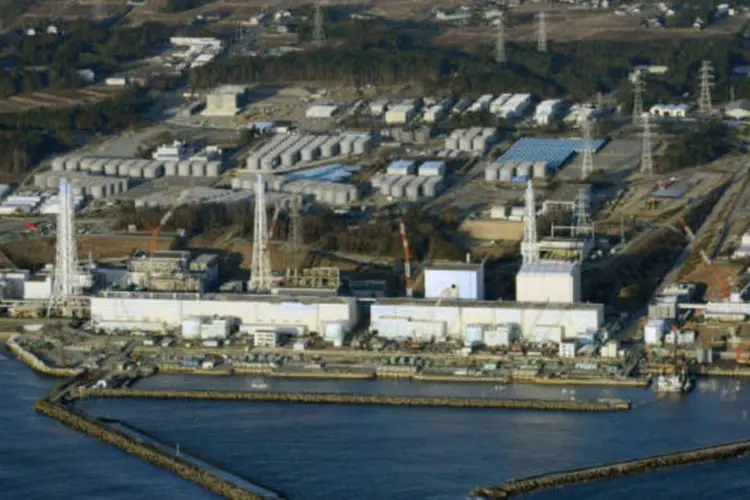 Fukushima:  foram detectadas substâncias radioativas na água acumulada ao redor dos tanques, que têm 60 metros de comprimento e 53 de largura, estão enterrados a seis metros de profundidade e são cobertos por três lâminas impermeáveis. (REUTERS/Kyodo)