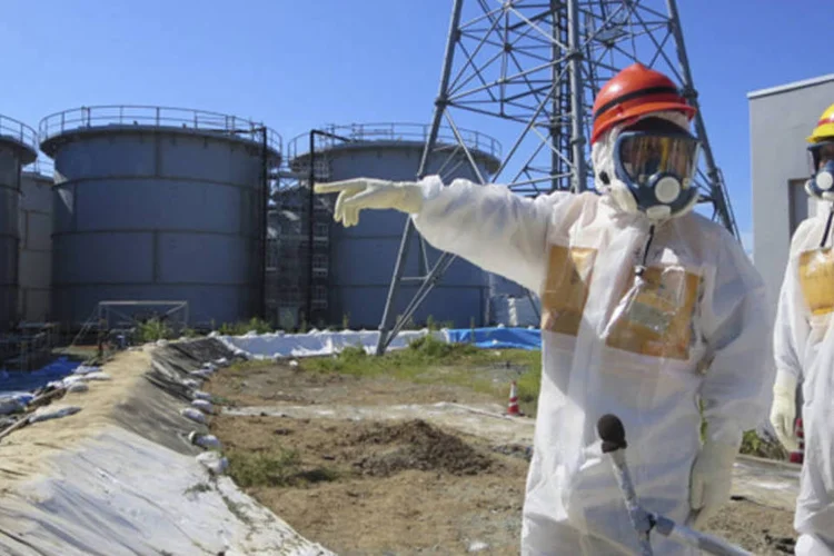 
	Ministro japon&ecirc;s da Ind&uacute;stria, Toshimitsu Motegi, visita a &aacute;rea com os tanques de &aacute;gua contamina na usina nuclear de Fukushima
 (.)