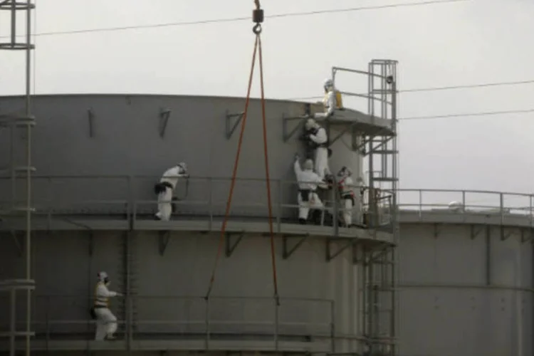 
	Ap&oacute;s o acidente nuclear de Fukushima, o pior desde Chernobyl em 1986, cerca de 3.500 trabalhadores lutam diariamente na usina japonesa para dar um fim &agrave; crise at&ocirc;mica
 (REUTERS/Issei Kato)