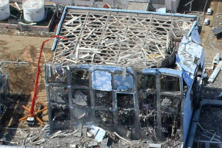 
	Vista a&eacute;rea da Usina Nuclear de Fukushima, em 24 de mar&ccedil;o de 2011: o tsunami e o acidente nuclear obrigaram mais de 98 mil pessoas a deixarem suas casas na regi&atilde;o
 (REUTERS)