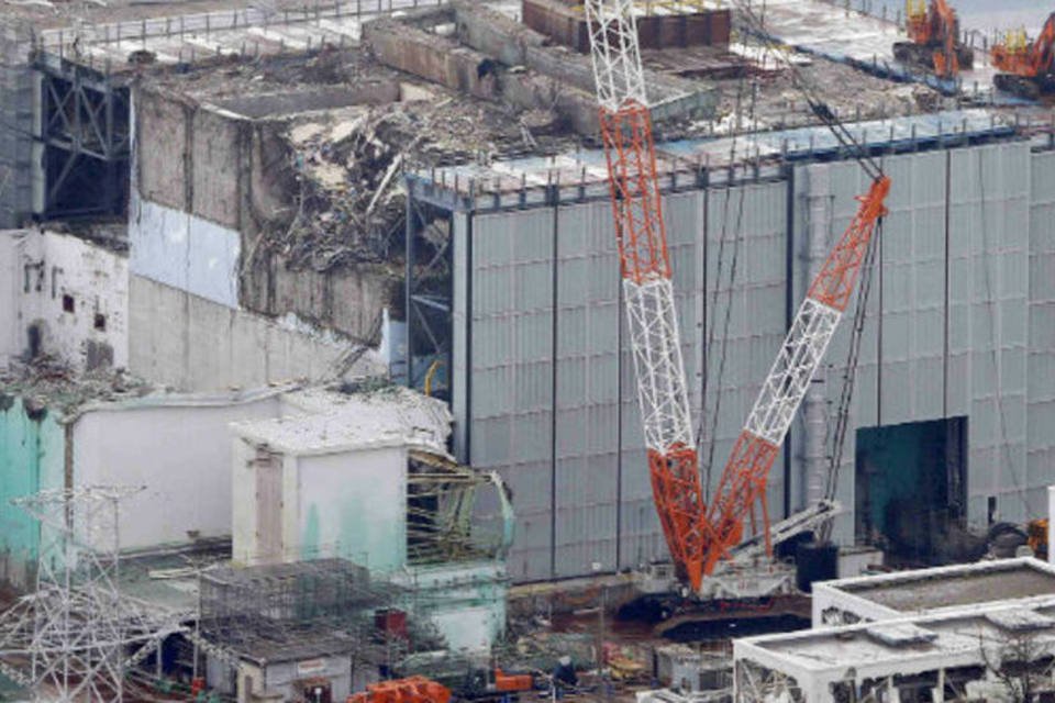 Empresa começa a desmontar o teto de reator de Fukushima