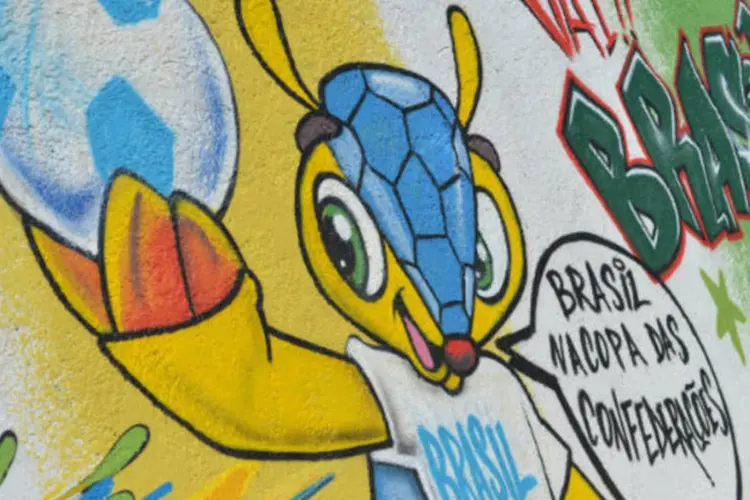 Grafite em muro de Brasília com o personagem Fuleco, mascote da Copa das Confederações (Marcello Casal Jr./ABr)