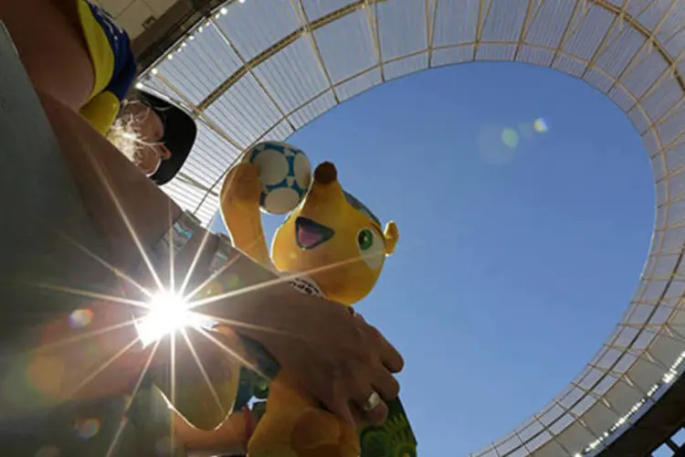 Torcedor do Brasil segura boneco do mascote fuleco durante partida no estádio de Brasília (REUTERS/Ueslei Marcelino)