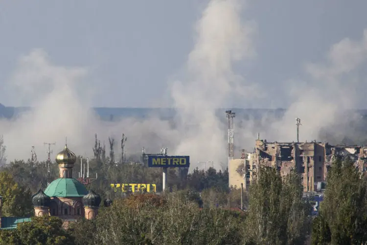 Fumaça no aeroporto de Donetsk: ato descumpre mais uma vez acordo do último mês (Shamil Zhumatov/Reuters)