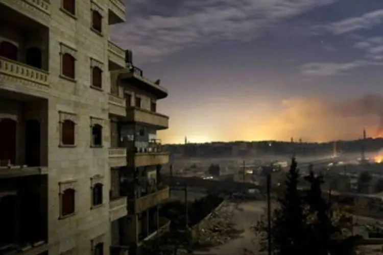
	Fuma&ccedil;a &eacute; vista na cidade s&iacute;ria de Alepo durante bombardeios: a exist&ecirc;ncia na S&iacute;ria de diferentes agentes qu&iacute;micos ronda &quot;centenas de toneladas&quot;, afirmou especialista americano
 (Javier Manzano/AFP)