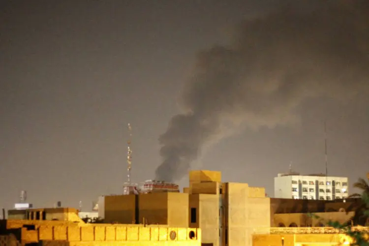
	Bagd&aacute;: pelo menos 30 pessoas tamb&eacute;m ficaram feridas no ataque
 (Thaier al-Sudani/Reuters)