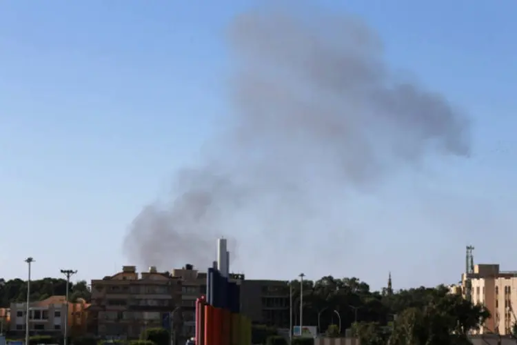Fumaça é vista na cidade de Benghazi, Líbia, tomada por confrontos entre milícias (Esam Omran Al-Fetori/Reuters)