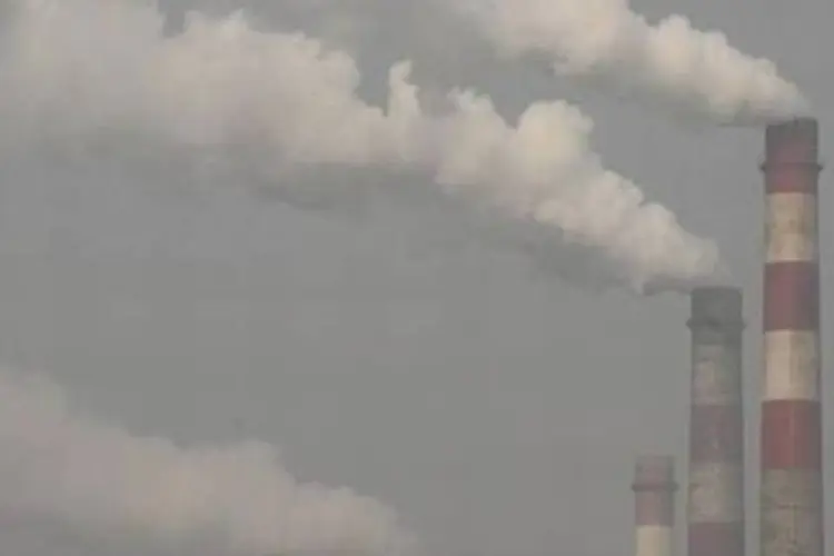 Fumaça sai de chaminés de uma usina de energia térmica na China. (.)