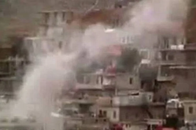 Fumaça em Zabadani, perto de Damasco, capital da Síria, em imagens retiradas do YouTube (Reprodução/YouTube/AFP)
