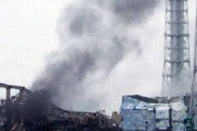 Fumaça saindo do reator 3 da Usina Nuclear de Fukushima: acidente é oficialmente tão nocivo quanto Chernobyl (AFP)