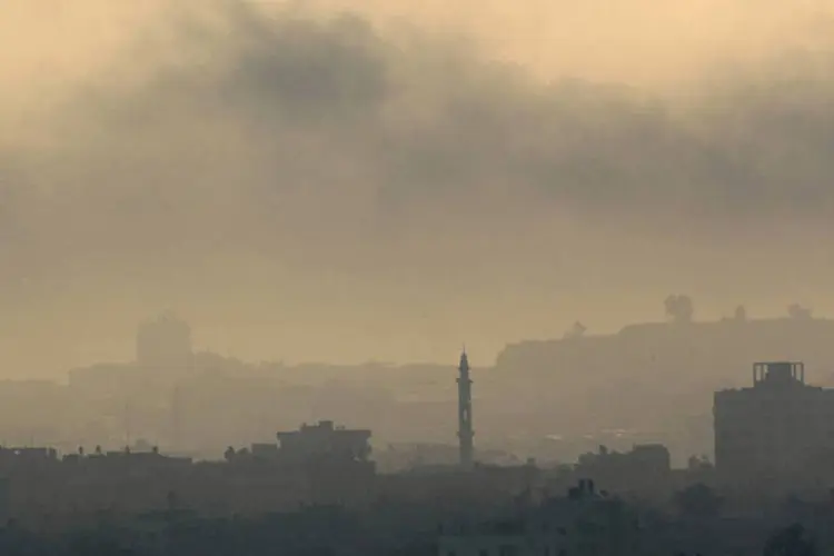 Fumaça em Gaza: Hamas acusou Israel de um "ato sem precedentes de vingança contra civis" (Ahmed Zakot/Reuters)
