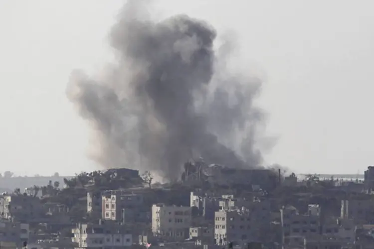 
	Fuma&ccedil;a em Gaza: outro bombardeio deixou mais um palestino morto
 (Ahmed Zakot/Reuters)