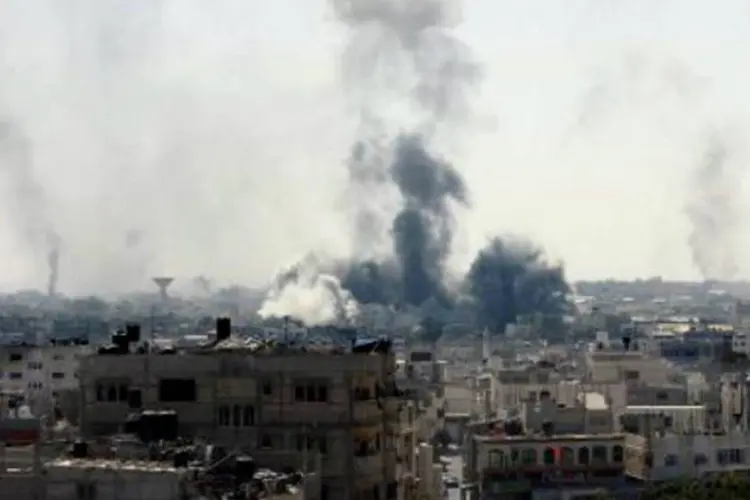 Fumaça é vista em Gaza: trégua entrou em vigor já condenada ao fracasso (Said Khatib/AFP)