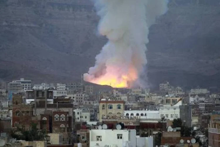 
	Atentado no I&ecirc;men: dezenas de corpos ficaram espalhados dentro e fora da mesquita de Al Muayad, no principal reduto do movimento xiita dos houthis em Sana
 (AFP/ Mohammed Huwais)