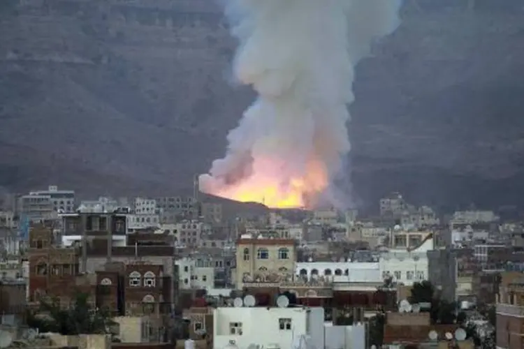 Iêmen: fumaça é vista após bombardeio da coalizão liderada pela Arábia Saudita a Sanaa (AFP/ Mohammed Huwais)