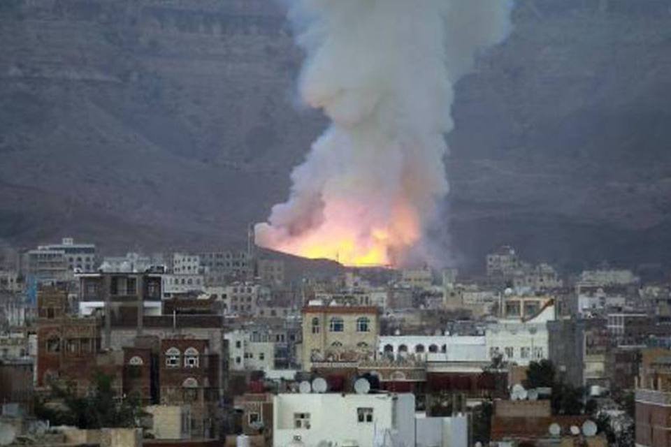 Arábia Saudita ataca depósito de armas no Iêmen