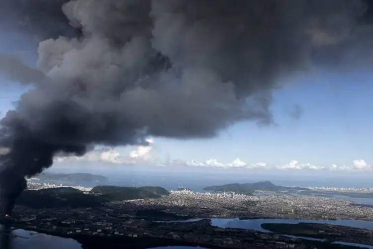 
	Fuma&ccedil;a de inc&ecirc;ndio que atinge tanques do terminal da Ultracargo em Santos: os bombeiros continuam estancando vazamentos, disse a Defesa Civil
 (Paulo Whitaker/Reuters)