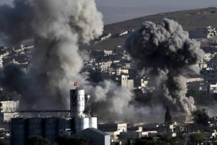 
	Bombardeio em Kobane: coaliz&atilde;o lan&ccedil;a ataques cont&iacute;nuos contra o EI na S&iacute;ria desde 23 de setembro
 (AFP)