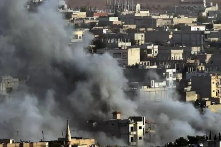 
	Fuma&ccedil;a &eacute; vista na cidade de Kobane: nesses enfrentamentos, pelo menos 16 jihadistas morreram
 (Aris Messinis/AFP)