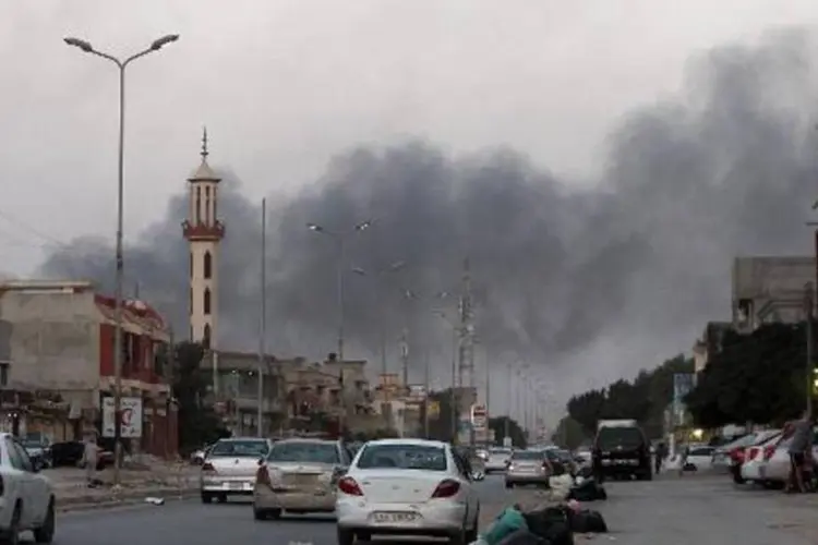 
	Fuma&ccedil;a &eacute; vista em Benghazi durante confrontos entre for&ccedil;as de seguran&ccedil;a e islamitas
 (Abdullah Doma/AFP)