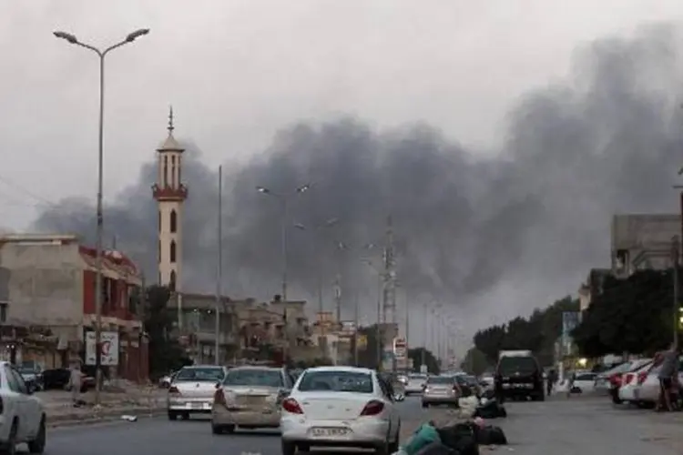 Fumaça é vista em Benghazi durante confrontos entre forças de segurança e islamitas (Abdullah Doma/AFP)