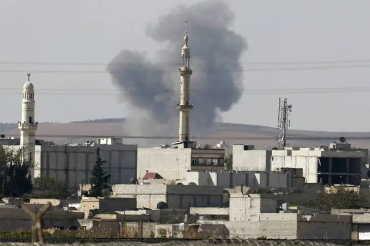 Fumaça em Kobani: milicianos curdos sírios sofreram pelo menos 15 baixas nos conflitos (Umit Bektas/Reuters)