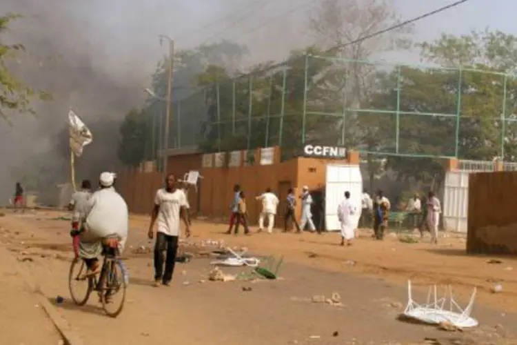 Fumaça no Centro Cultural Franco-Nigerino, alvo de ataques durante protestos contra a revista Charlie Hebdo, no Níger (AFP)