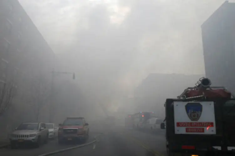 Fumaça é vista em rua próxima a prédio que explodiu e pegou fogo em Nova York: testemunha contou que muitas pessoas moravam no prédio de seis andares (Mike Segar/Reuters)